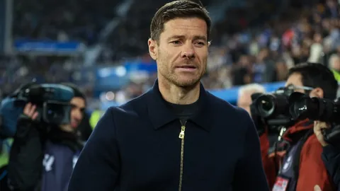 英联杯激战，托特纳姆4-3逆袭曼联夺冠